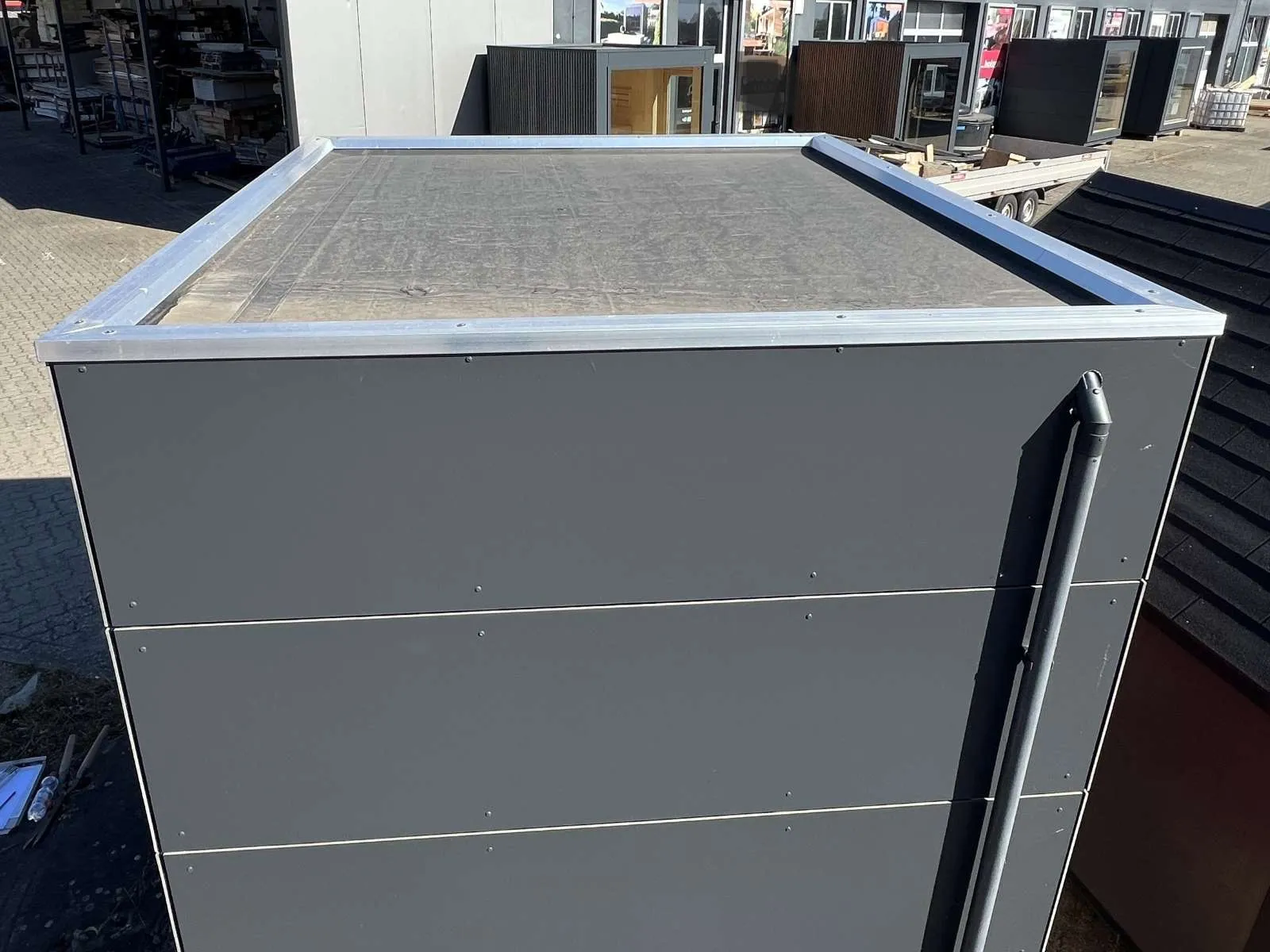 Dacheindeckung mit EPDM als 0 Grad Dach mit Entwässerung hinten