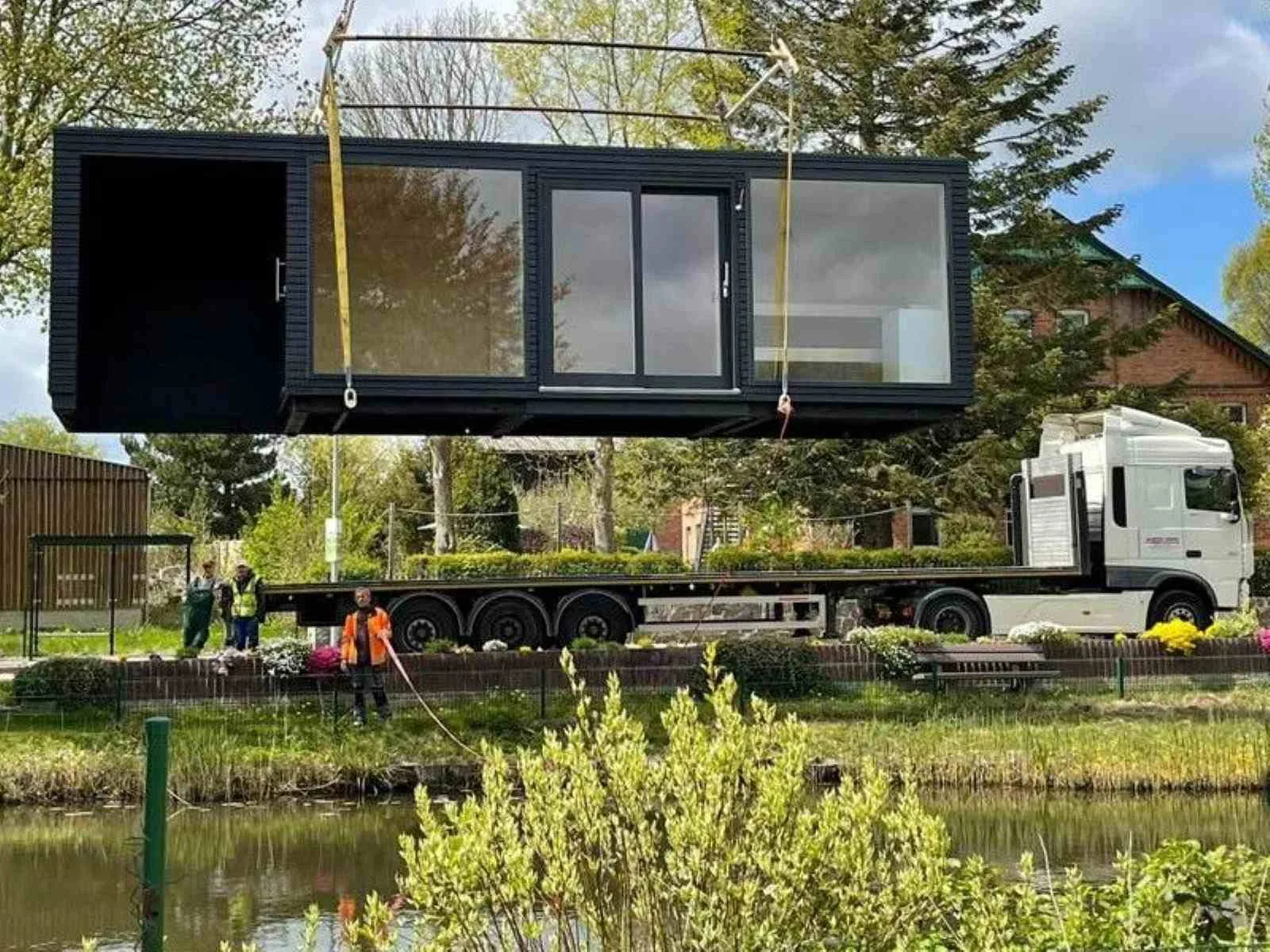 Gartensauna Saunahaus Aussensauna mit Montage Aufbau vormontiert Lieferung Kranabladung