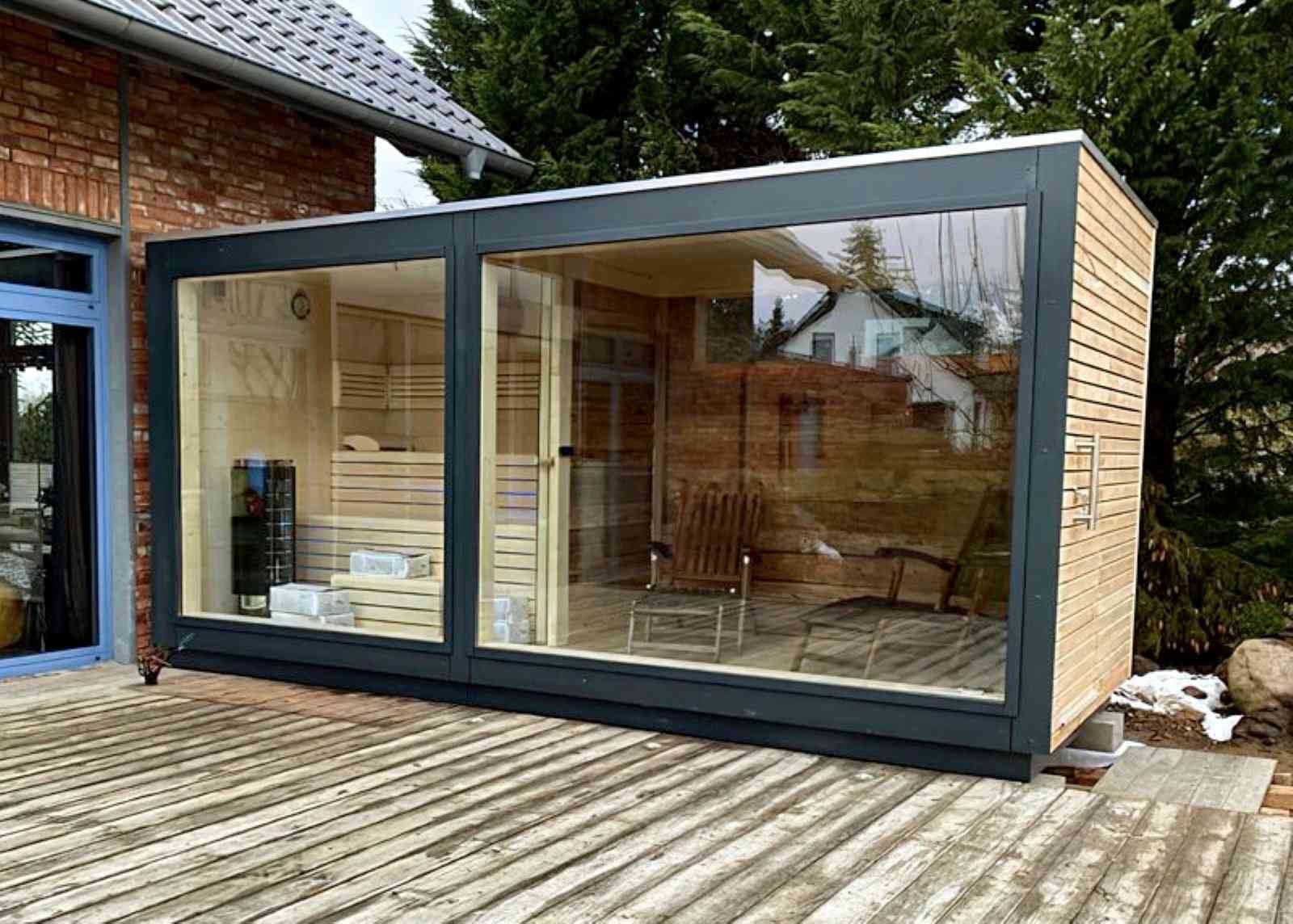 Gartensauna mit Dusche kaufen Glasfront Holzofen Ruheraum neu Komplettset Whirlpool Preis Kosten Panoramafenster vormontiert HPL Cube Design modern für 2 4 5 6 Personen