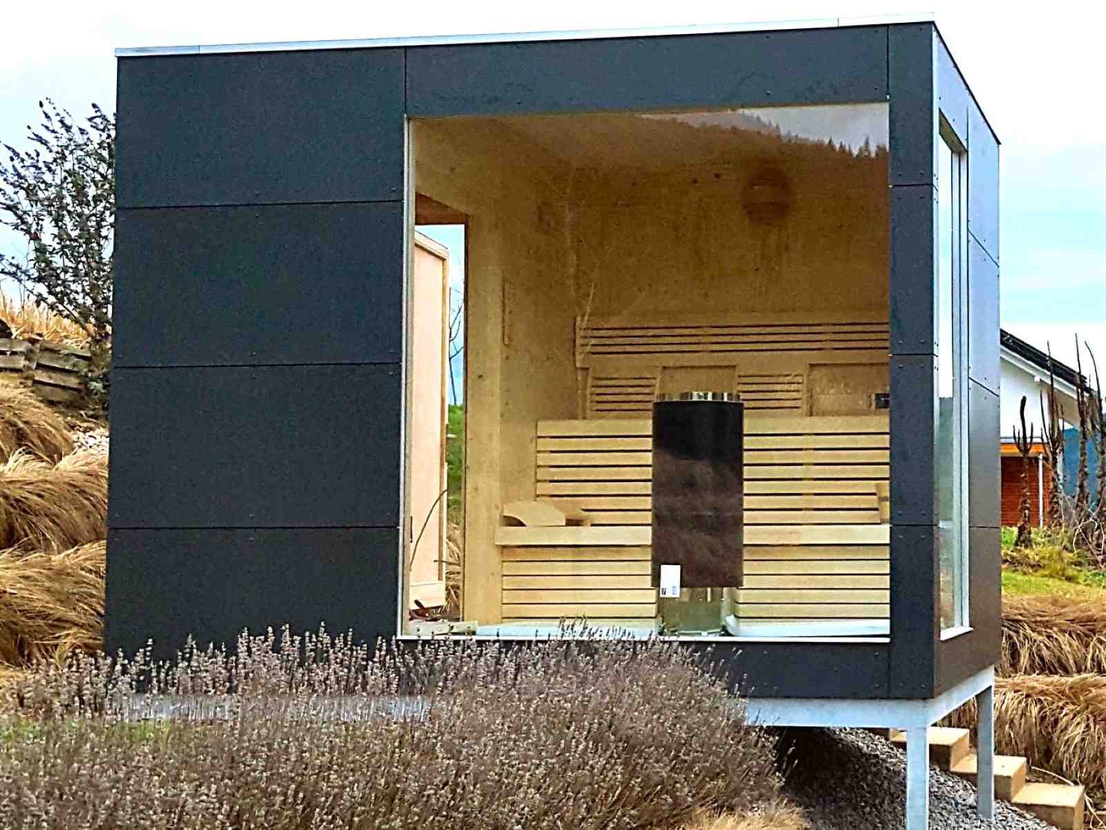Gartensauna mit Dusche kaufen Glasfront Holzofen klein kaufen Komplettset Whirlpool Preis Kosten PanoramafensterHPL Cube Design modern für 2 4 5 6 Personen vormontiert
