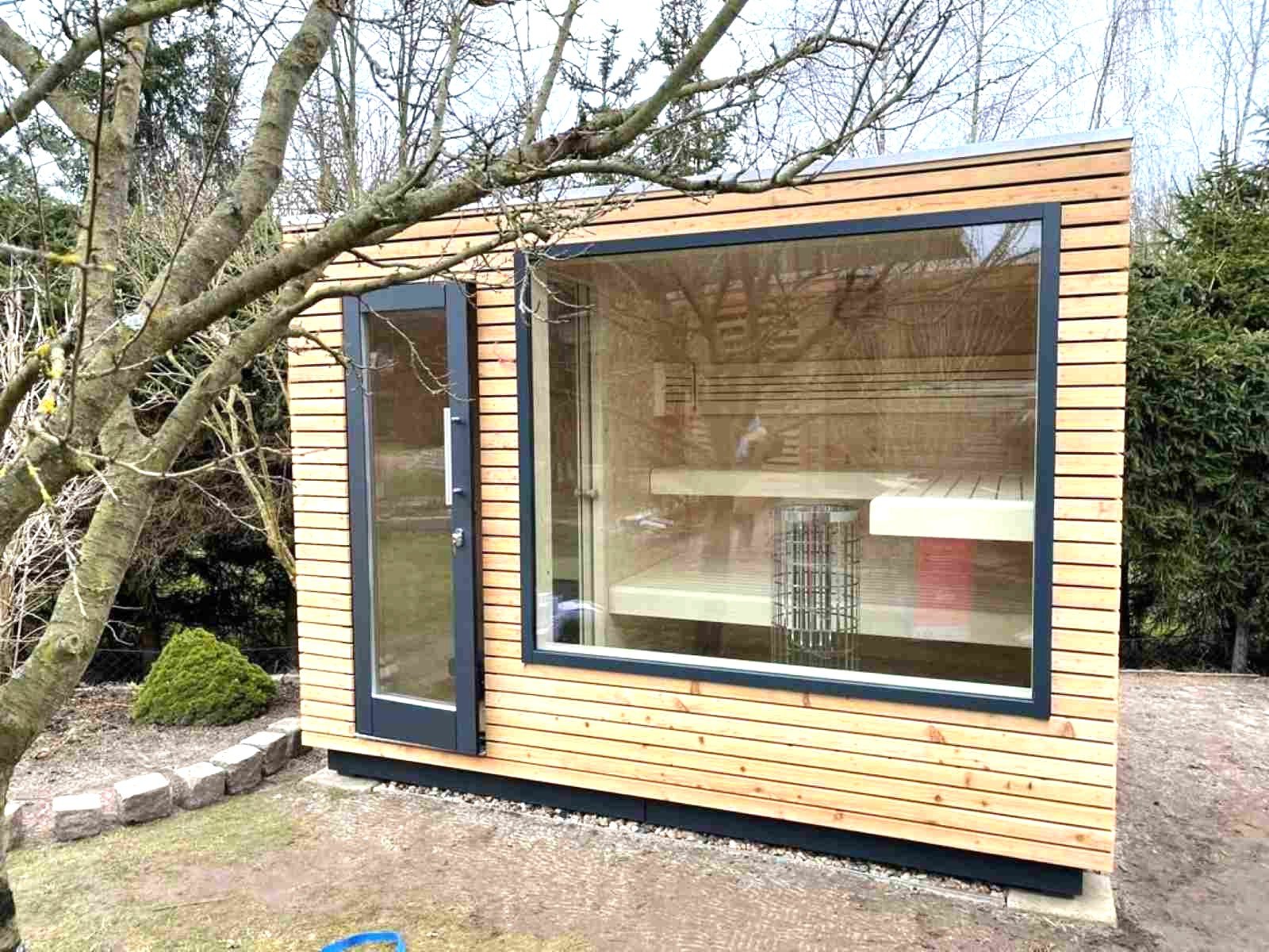 Gartensauna mit Dusche kaufen aus Holz Glasfront Holzofen klein kaufen Komplettset Whirlpool Preis Kosten PanoramafensterHPL Cube Design modern für 2 4 5 6 Personen vormontiert