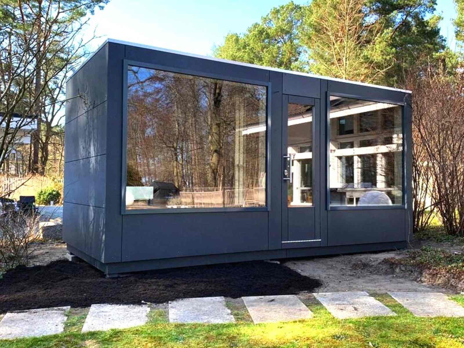 Gartensauna mit Dusche und Ruheraum und Glasfront Holzofen kaufen Komplettset Whirlpool Preis Kosten PanoramafensterHPL Cube Design modern für 2 4 5 6 Personen vormontiert neu