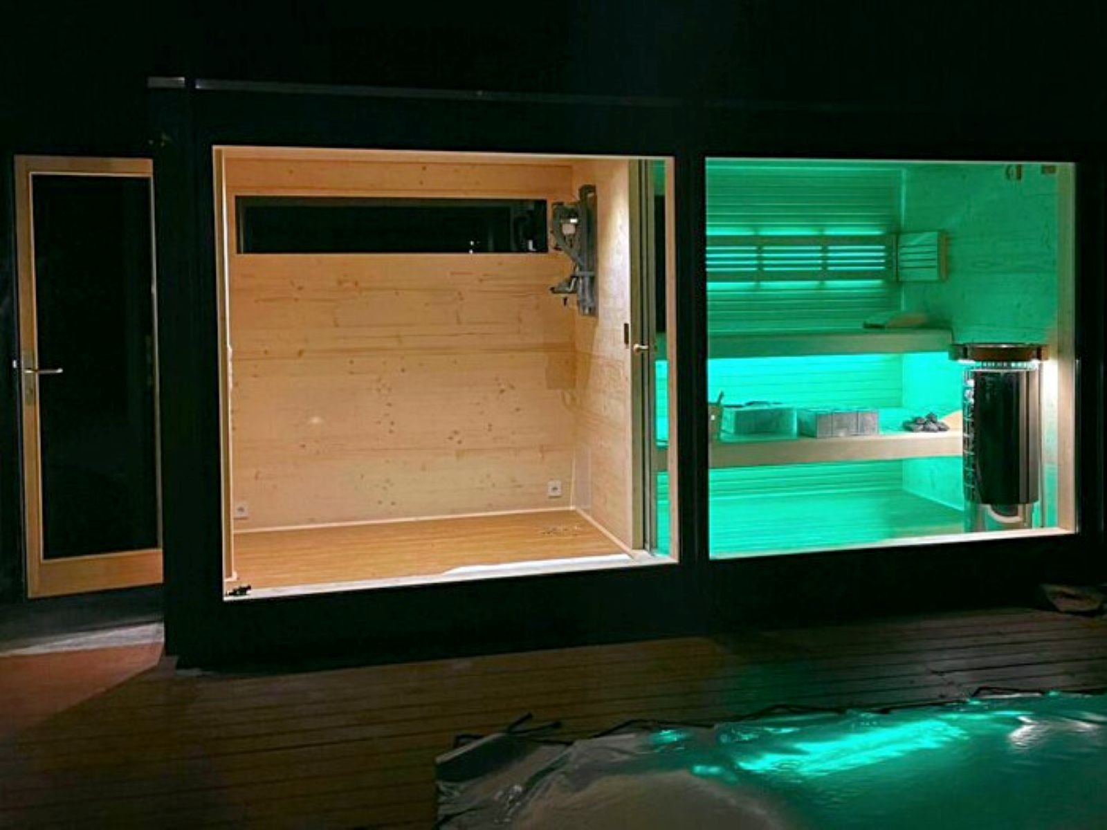 Gartensauna mit Dusche und Ruheraum und Glasfront Holzofen kaufen Komplettset Whirlpool Preis Kosten PanoramafensterHPL Cube Design modern für 2 4 5 6 Personen vormontiert