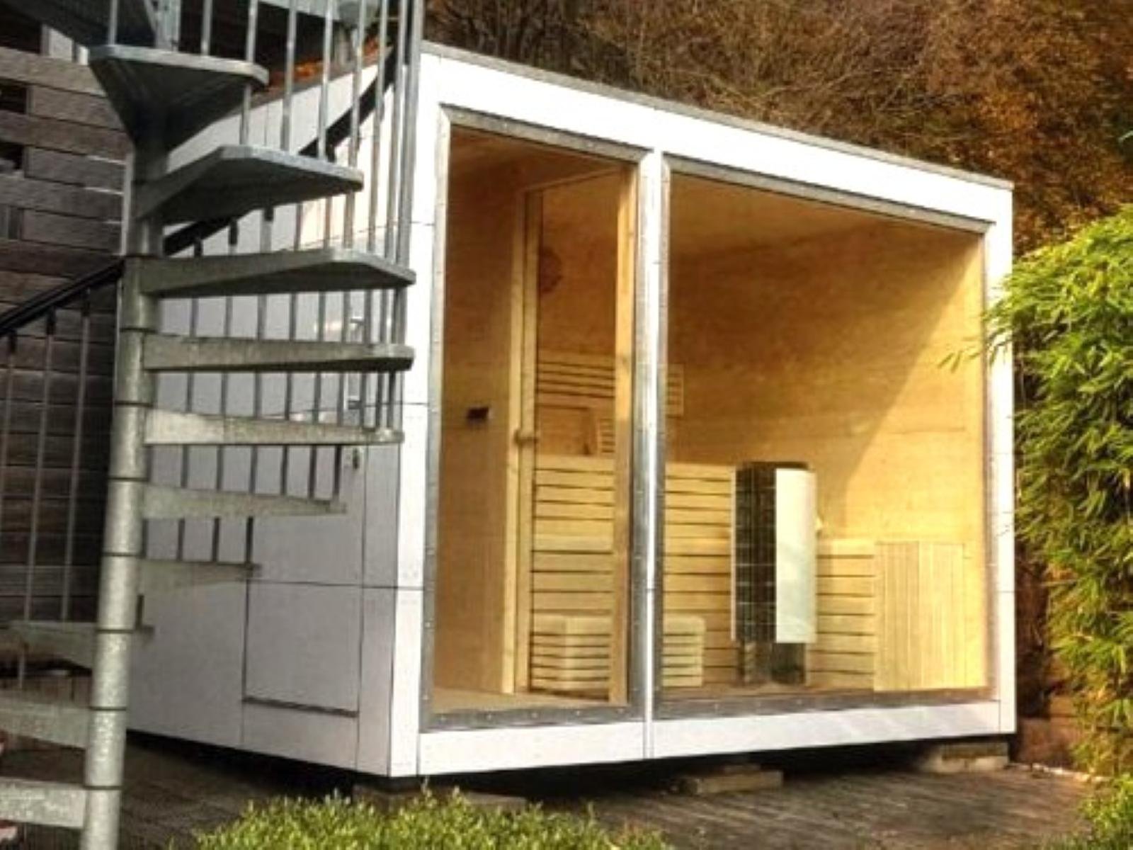 Gartensauna mit Dusche und Ruheraum und Glasfront Holzofen klein kaufen Komplettset Whirlpool Preis Kosten PanoramafensterHPL Cube Design modern für 2 4 5 6 Personen mit Montage