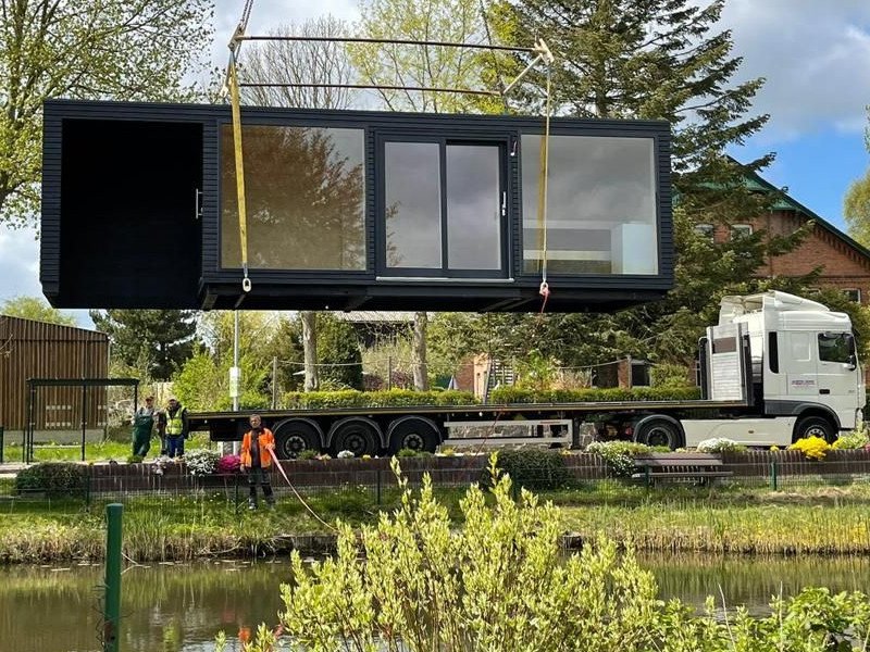 Gartensauna mit Dusche und Whirlpool Ruheraum und Glasfront kaufen Komplettset Ruheraum Preis Kosten PanoramafensterHPL Cube Design modern für 2 4 5 6 Personen vormontiert