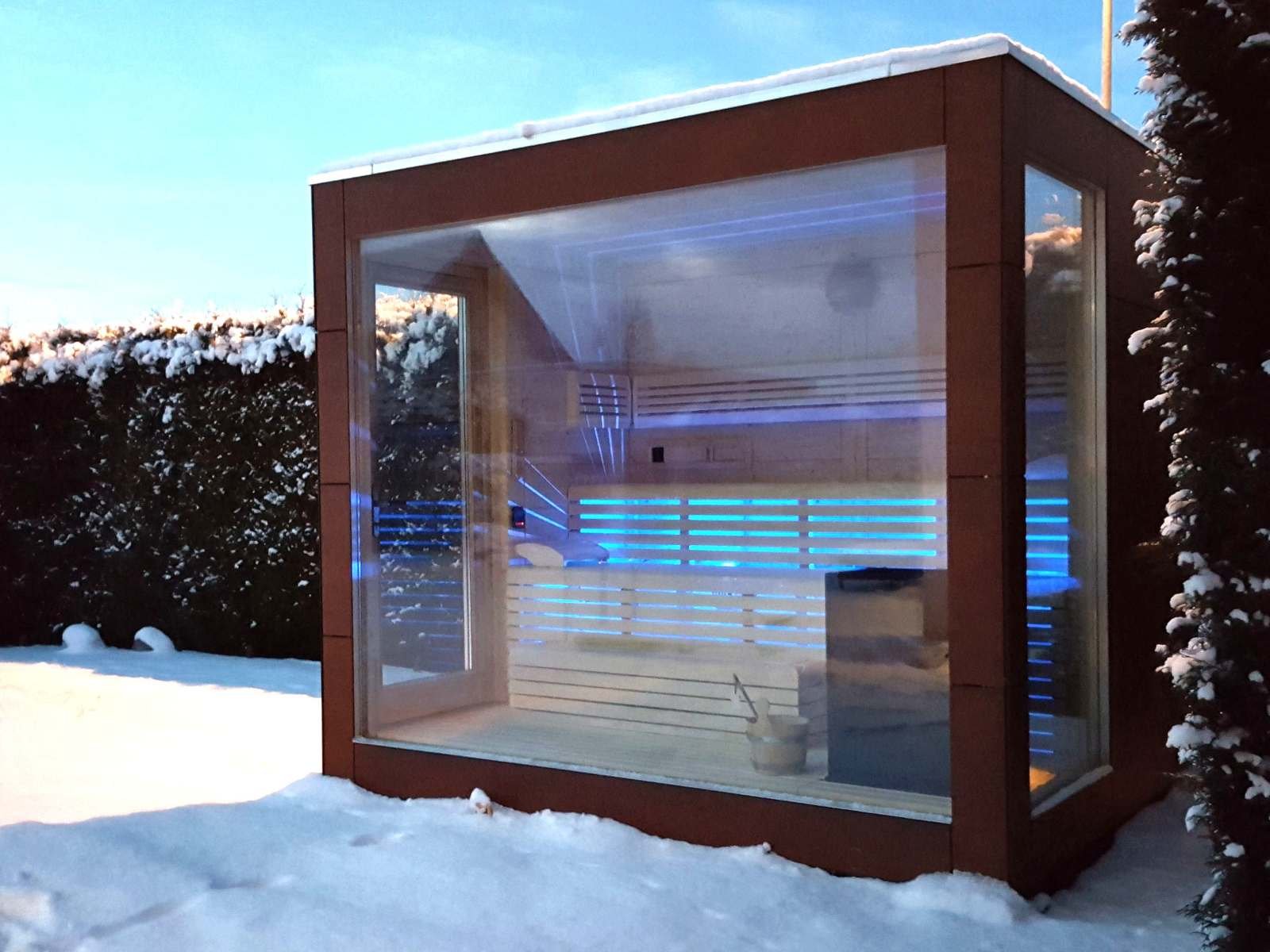 Gartensauna mit Holzofen und Glasfront klein Komplettset Whirlpool Preis Kosten PanoramafensterHPL Cube Design modern für 2 3 4 5 6 Personen vormontiert mit Aufbau