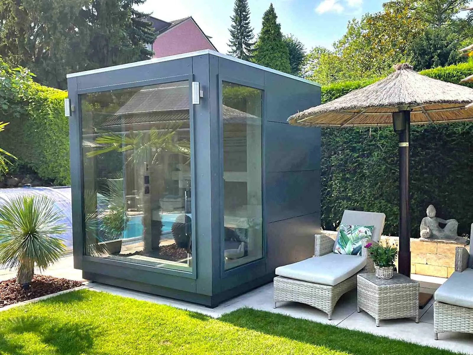 Gartensauna mit Voraum kaufen Außensauna mit Ruheraum Saunahaus 2-4 Personen Sauna im Garten Design modern Glasfront Panoramafenster Glas Preis Kosten mit Montage Aufbau vormontiert