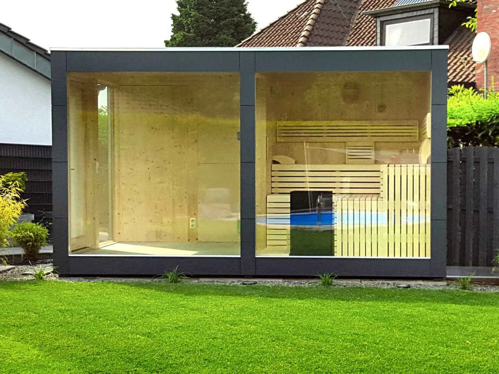 Gartensauna mit Vorraum GS4 Außensauna mit Ruheraum Saunahaus 2-4 Personen Sauna im Garten Design modern Glasfront Panoramafenster Glas kaufen Preis Kosten mit Montage Aufbau vormontiert