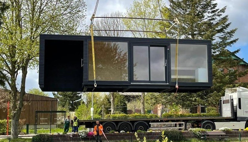 Gartensauna mit Vorraum inkl Montage modern Panorama vormontierte Lieferung und Kranabladung