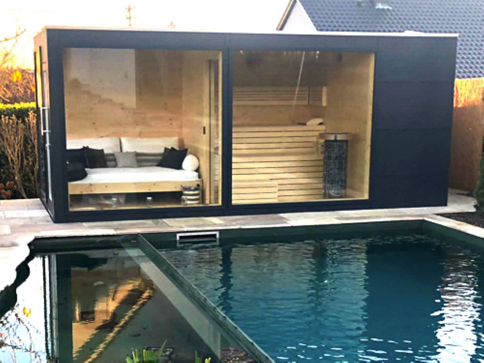 Gartensauna mit Vorraum und Whirlpool Dusche Holzofen Pool Ruheraum kaufen Komplettset Preis Glasfront Kosten Panoramafenster HPL Cube Design modern für 2 4 5 6 Personen vormontiert