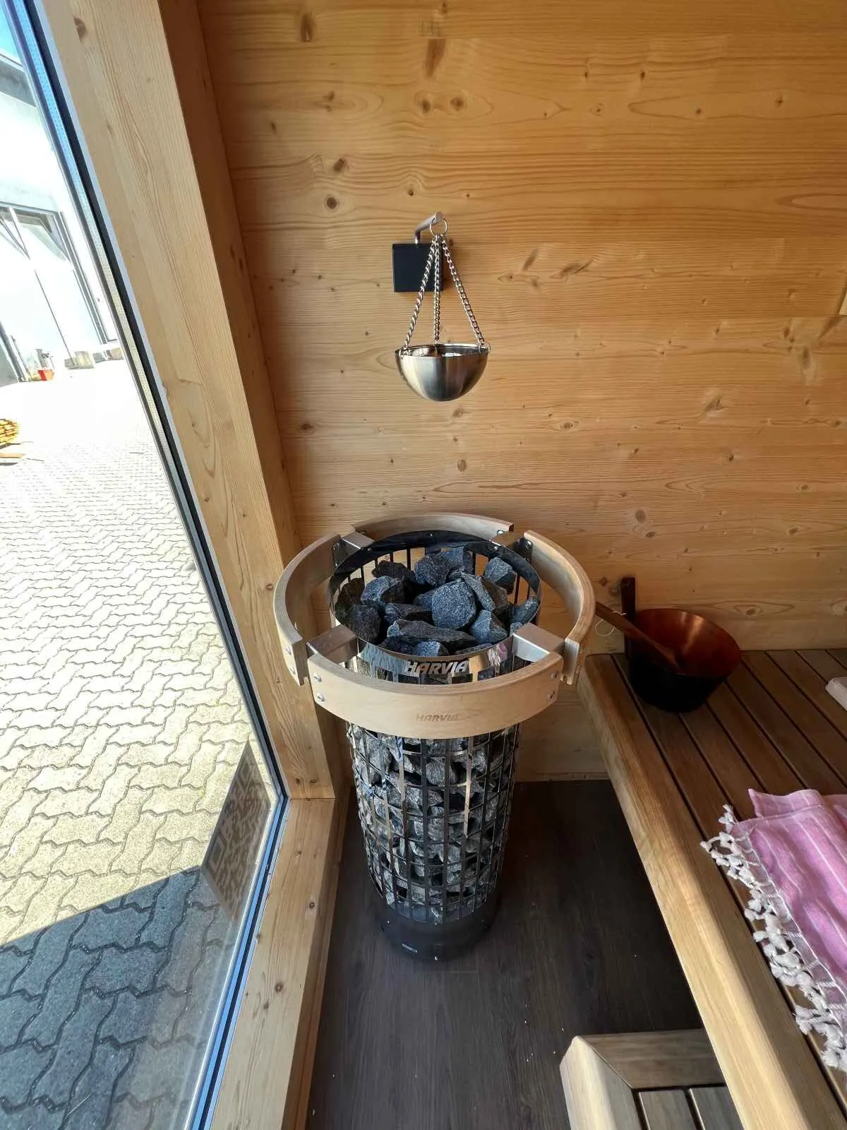 Harvia Elektroofen mit Schutzring beleuchtet