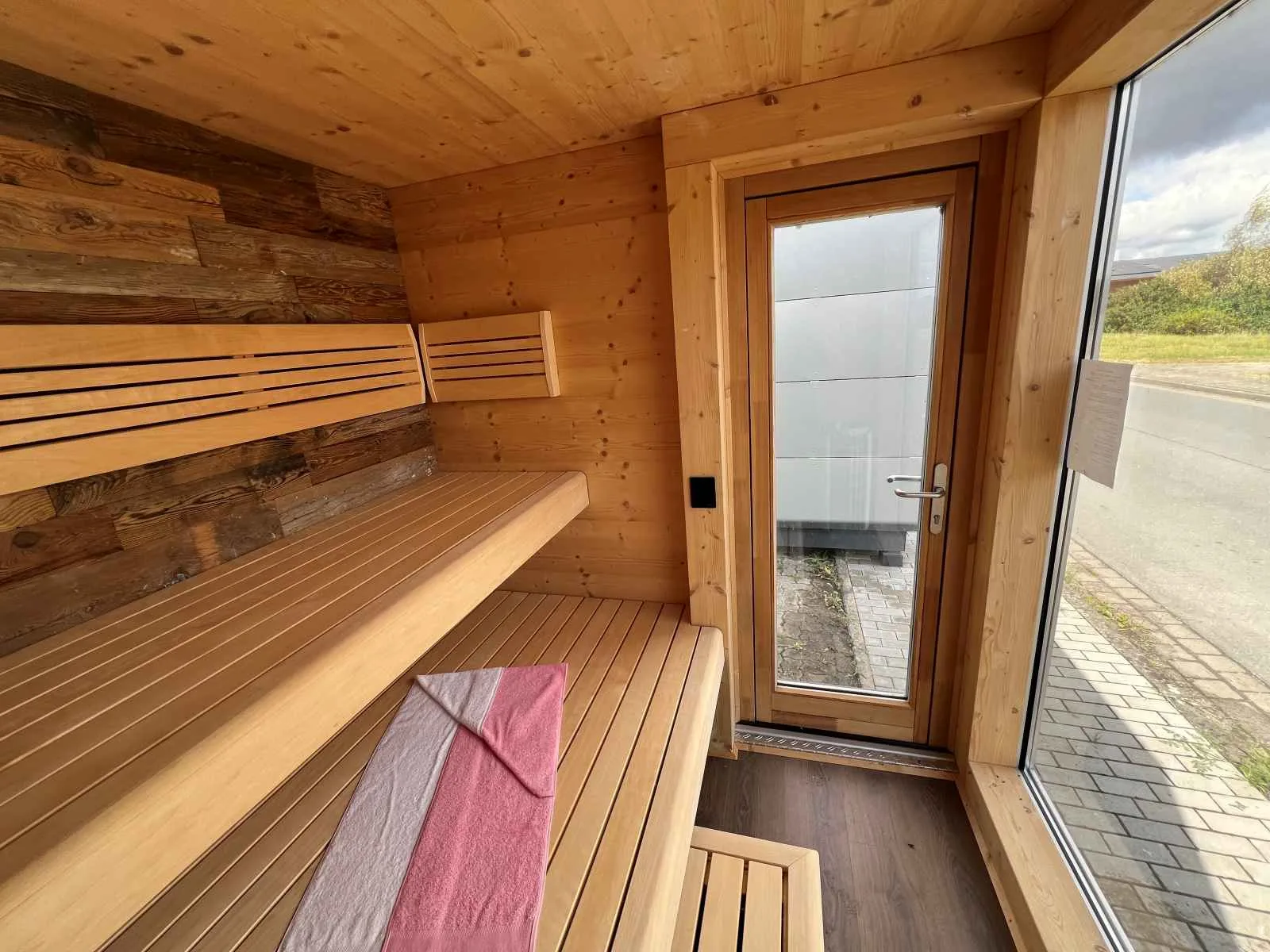 Saunabank Standard aus Espe und Rückwand mit Altholz verkleideidet Panoramafenster