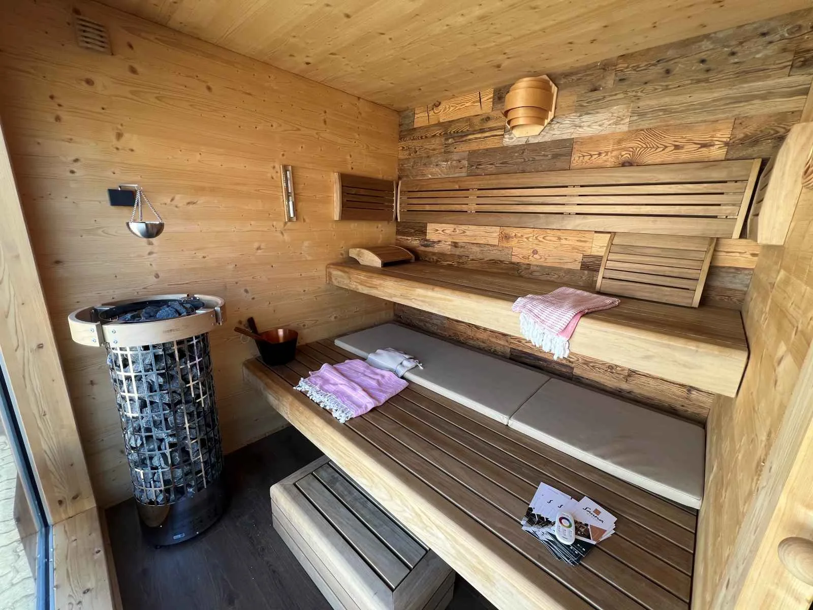 Saunabank Standard und Rückenlehne aus Thermoespe und Rückwand mit Altholz verkleideidet
