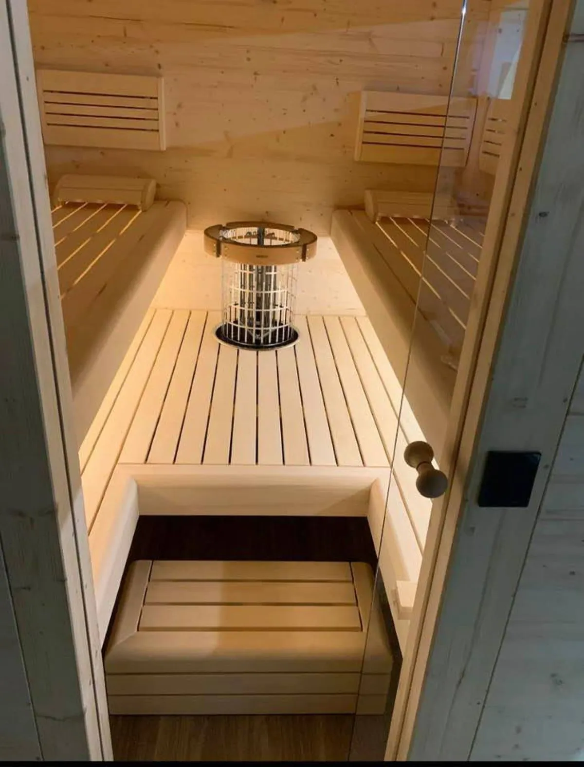 Saunabank U-Form aus Espe mit integriertem Elektroofen beleuchtet