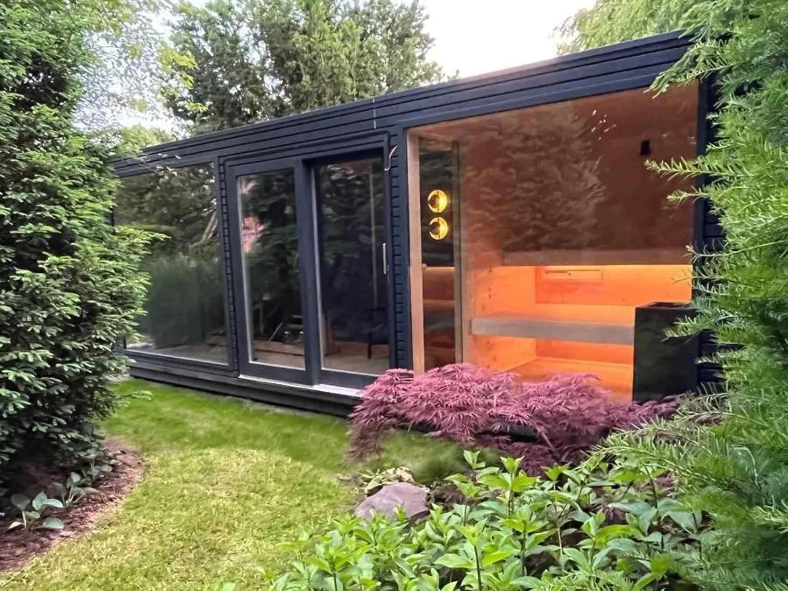 Saunahaus mit Voraum GS7 kaufen Gartensauna mit Ruheraum Außensauna 2-4 Personen Sauna im Garten Design modern Glasfront Panorama Fenster Glas Preis Kosten mit Montage Aufbau vormontiert
