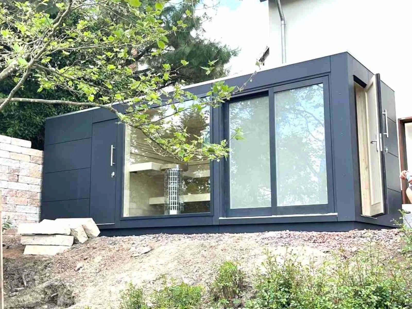 Saunahaus mit Vorraum Gartenhaus mit Sauna Gartsensauna 2-4 Personen Sauna im Garten Design modern Glasfront Panoramafenster Glas kaufen Preis Kosten mit Montage Aufbau vormontiert