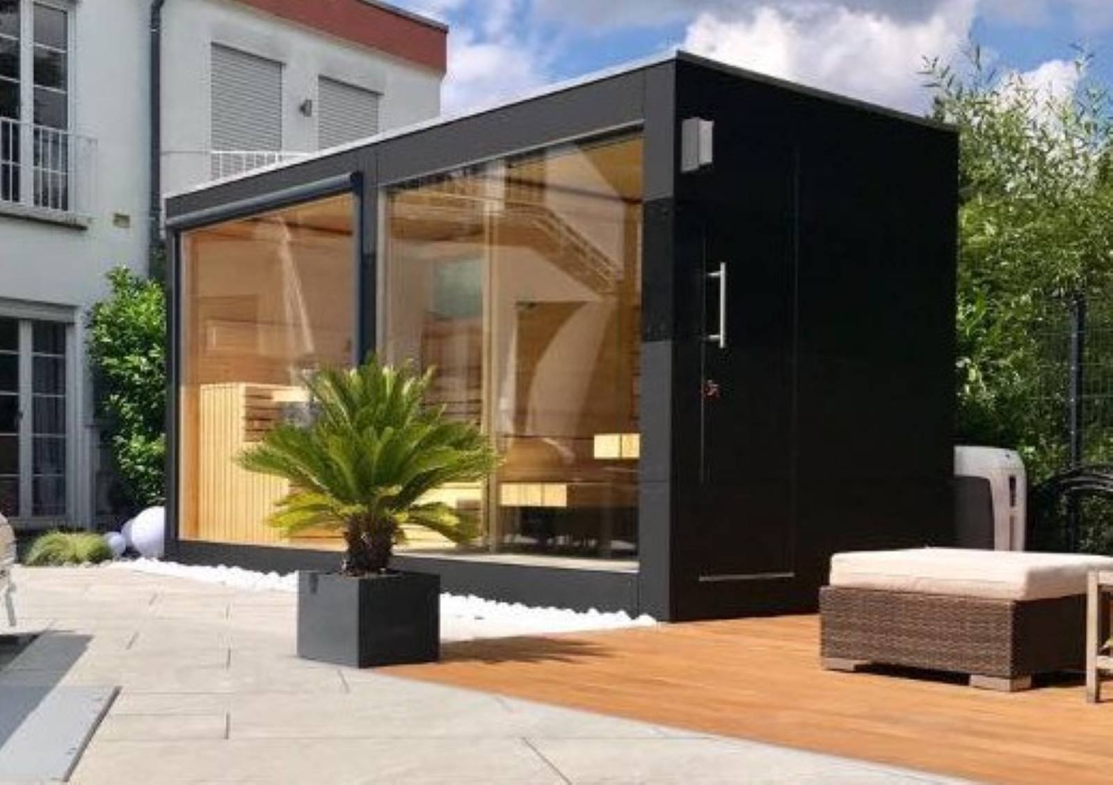 Gartenhaus mit Sauna und Voraum Whirlpool und Dusche 2-4-6 Personen Holzofen mit Aufbau Glasfront Ruheraum Panoramafenster Außensauna Preis Kosten Design modern